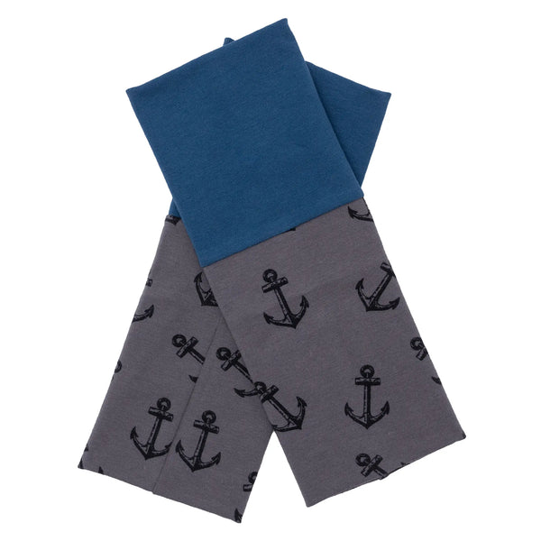 Armstulpen mit einer Stoffhälfte in Blau und der anderen Stoffhälfte in Grau mit schwarzen grafischen Ankern.