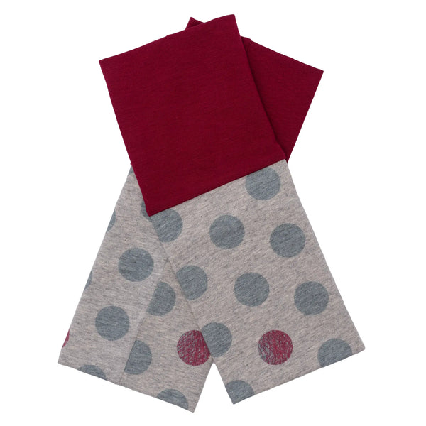 Armstulpen in Grau und Rot mit hellblauen großen Punkten.