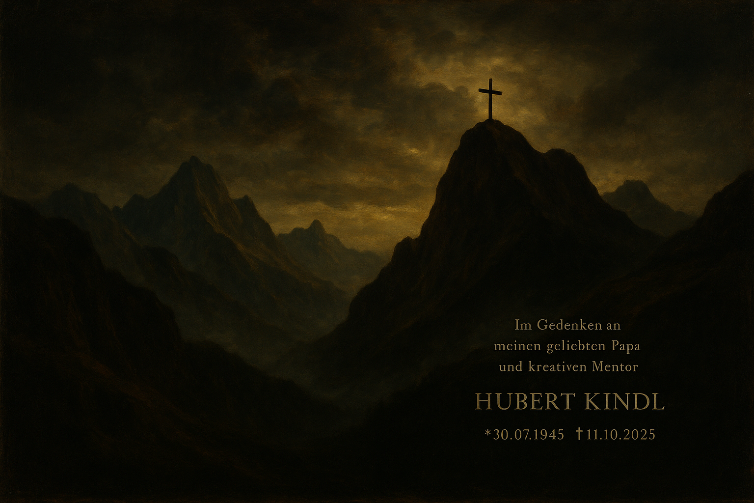 eine dunkle mystische Tiroler Begkulisse im Stile der Alten Meister mit einem Gipfelkreuz. Auf dem Bild steht in kleiner weißer Schrift: Im Gedenken an meinen geliebten Papa und kreativen Mentor HUBERT KINDL *30.07.1945 ✝︎11.10.2025